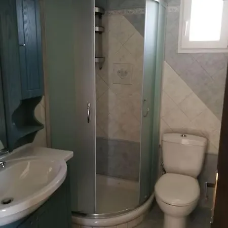 בית נופש Sea View, Charming House Walkable To Beach